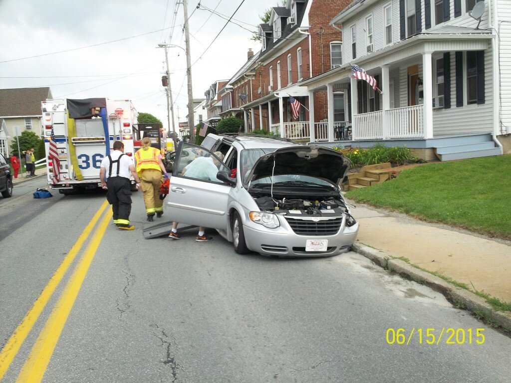Two vehicle accident w/confinement 05/15/2015